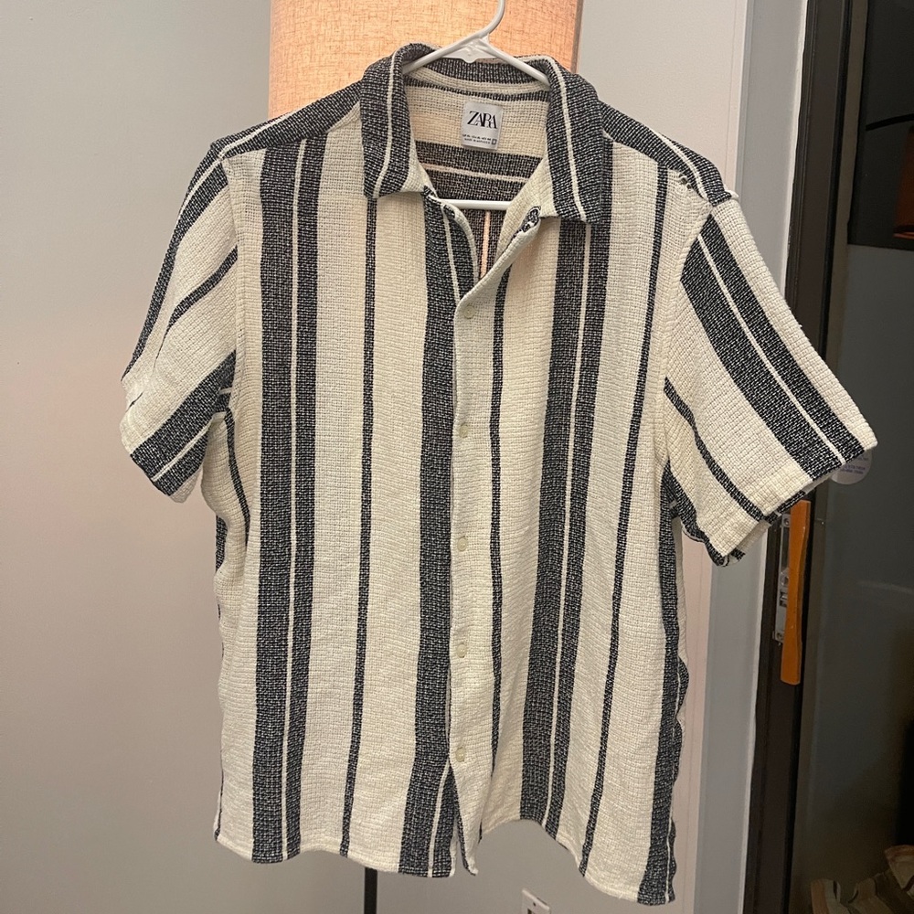 Gray Sara button down short sleeve shirt size XL fit like S!